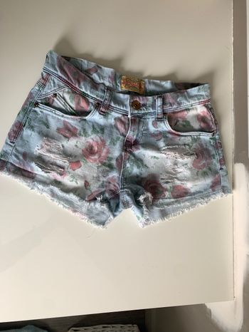 Short jean à fleurs.