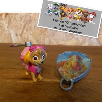 Figurine Stella articulées avec sa corde tractable de la Pat Patrouille et son blason