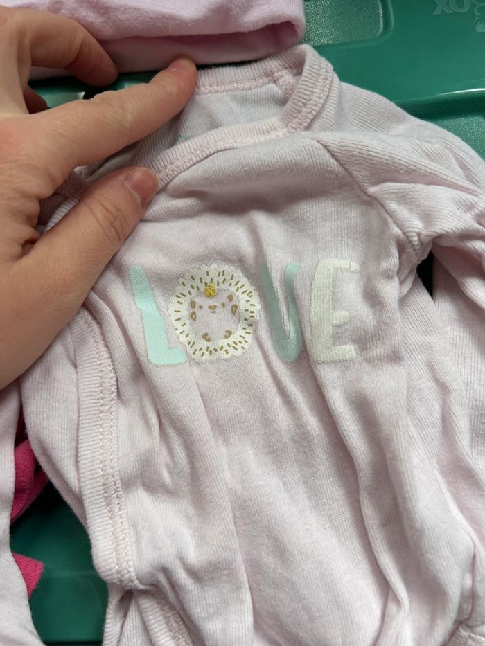 Lot de 5 bodys 1 mois fille et un petit bonnet rose - photo numéro 3