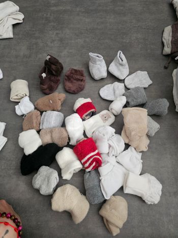 Lot chaussettes et petite moufle bebe