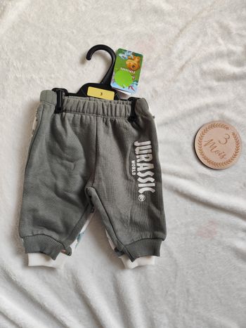 Lot de 2 joggings dinosaures, neuf, 3 mois 👣