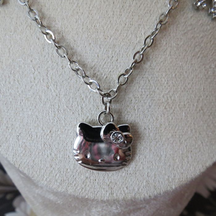 Parure Hello Kitty Collier ,Porte-clés , bracelet Breloque Sanrio 🤩 - photo numéro 6