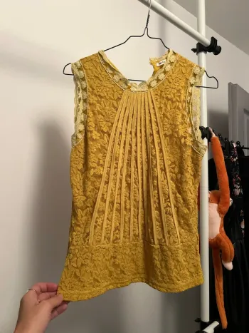 Top jaune dentelle