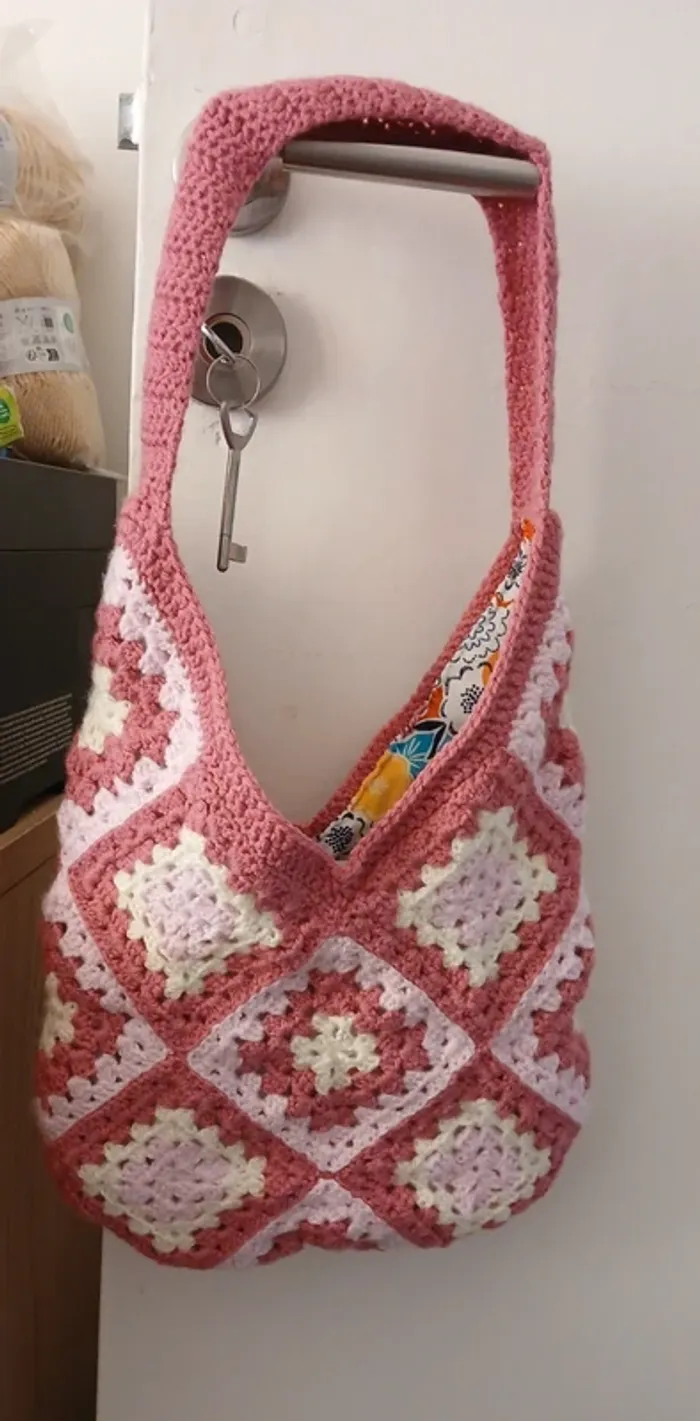 Sac granny square camaïeu de rose - photo numéro 3