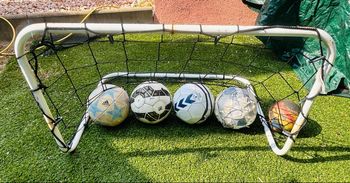 Cage de foot avec 4 ballons de foot