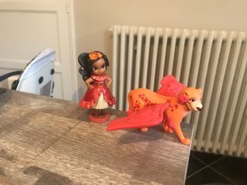 Figurine princesse elena d’avalor et son tigre