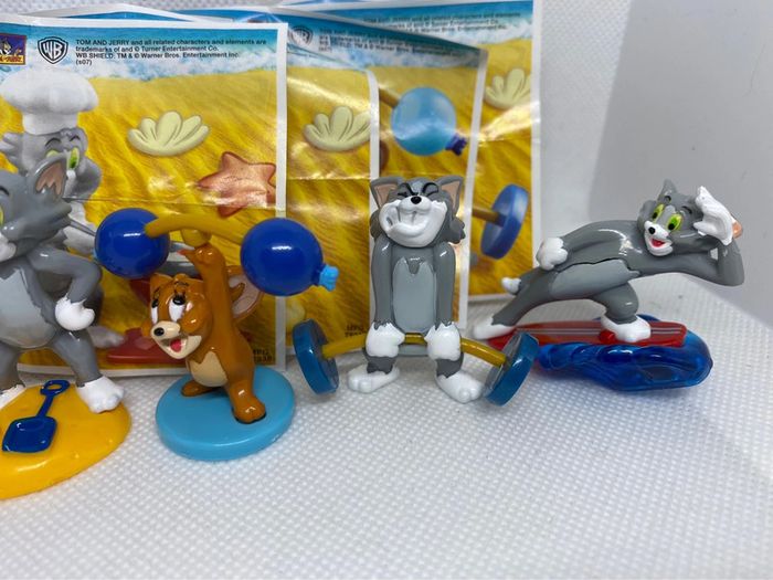 Lot de 5 kinder surprises Tom and Jerry 2006 et leur papier - photo numéro 4