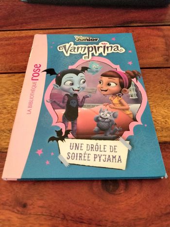 Livre intitulé vampirina une drôle de soirée pyjama bibliothèque rose 6/8 ans 64 pages