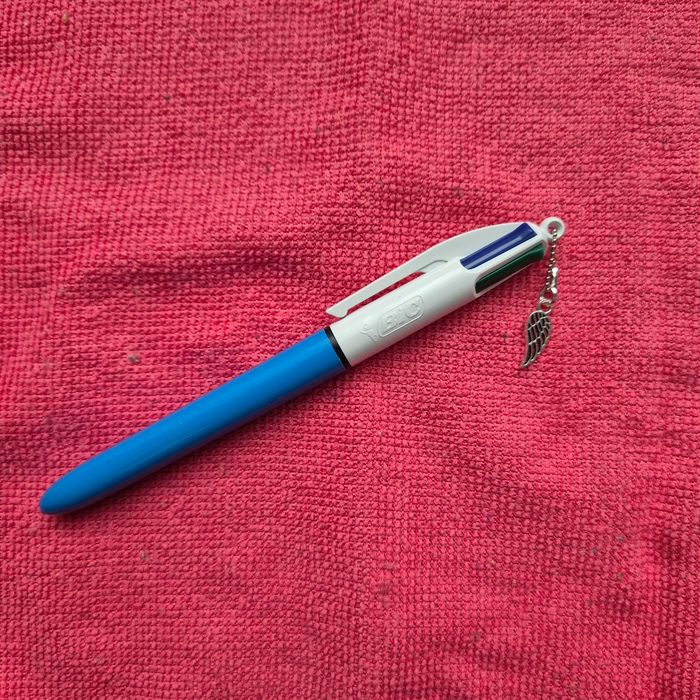 Stylo BIC 4 couleurs avec pampille Aile
