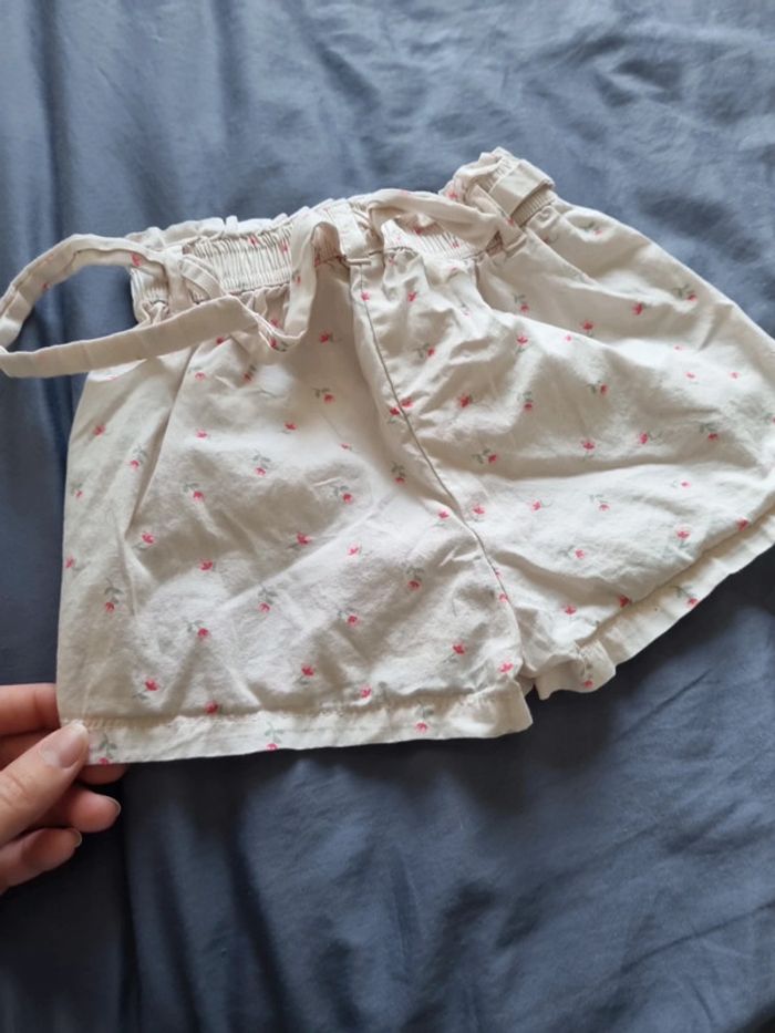 Short bébé fille 24 mois kiabi crème fleurs roses très bon état - photo numéro 3