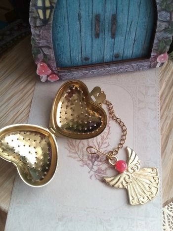 Chaîne boule à thé dorée et ange avec pierre naturelle