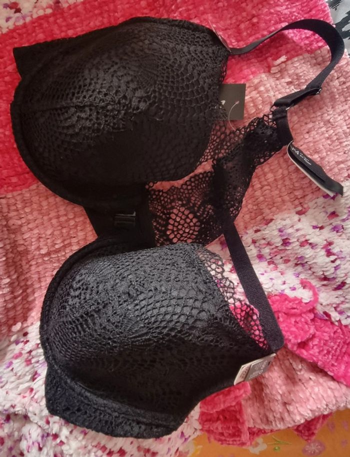 Soutien gorge neuf étiquette noire 100d etam ferme devant