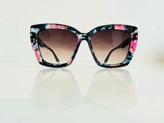 Lunette de soleil femme façade fleurie bras noirs verres dégradés uvprotection catégorie 3 - photo numéro 2