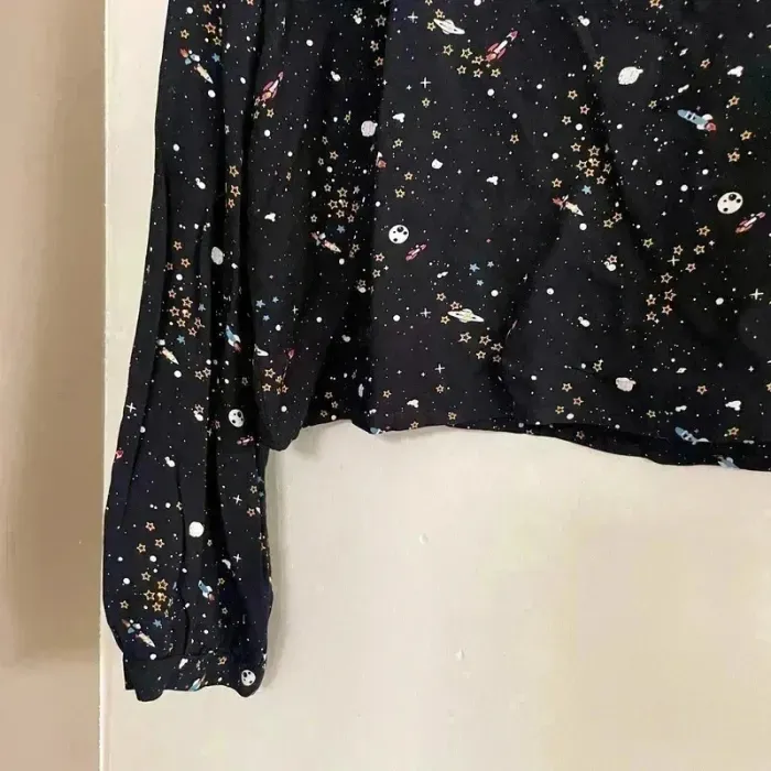 Blouse noire Jennyfer M imprimé espace, fusées & étoiles, manches longues, détail volanté V018 - photo numéro 4