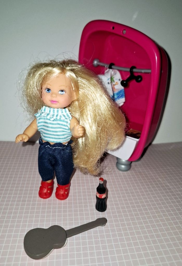 Petite poupée et son armoire
