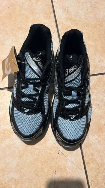 Asics 1130 noir et bleu taille 42 neuf 