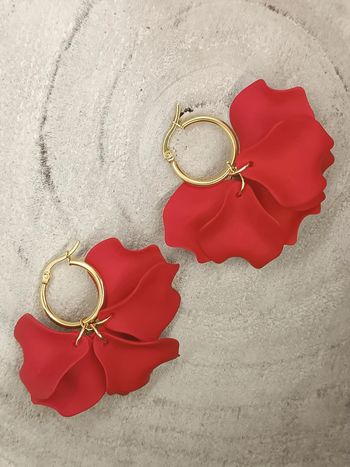 Superbes créoles en acier inoxydable et pétales acryliques rouges