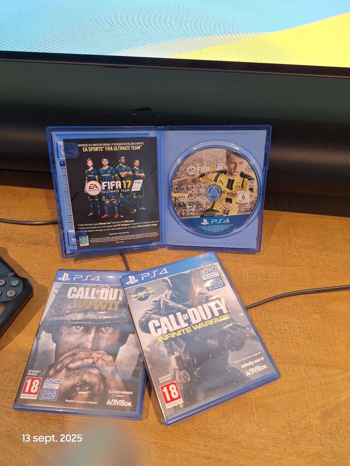 Ps4 avec jeux et manettes - photo numéro 3