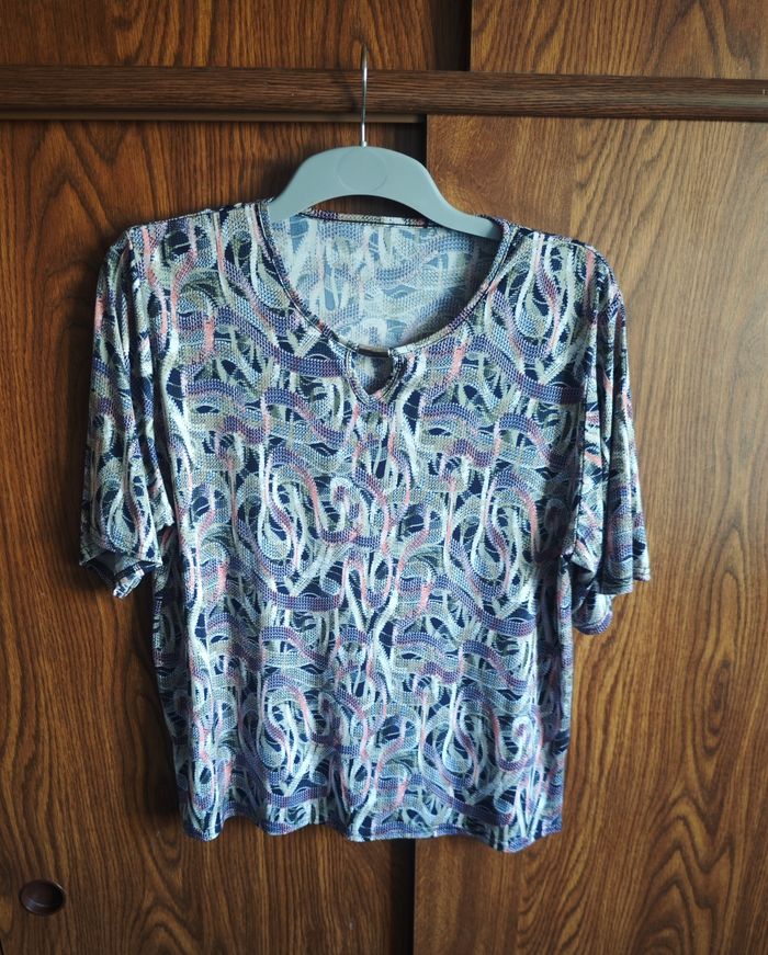 T shirt manche courte taille 2 correspond à un 44/46) - photo numéro 1