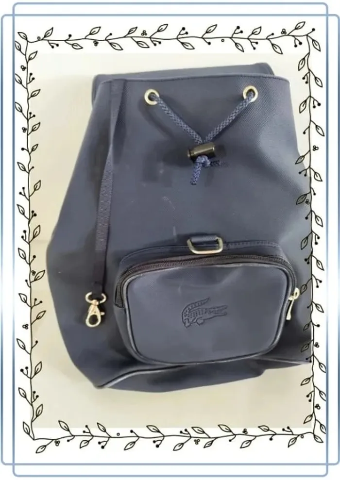 Sac à dos bleu marine lacoste vintage, bon état mais quelques marques d'usures, 26x26cm - photo numéro 4
