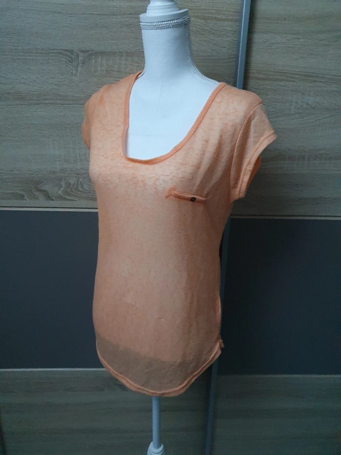 Tee-shirt orange.