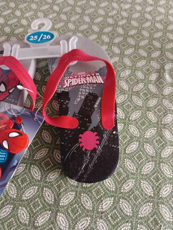 Paire de claquettes neuves Spiderman taille 25/26 - photo numéro 4