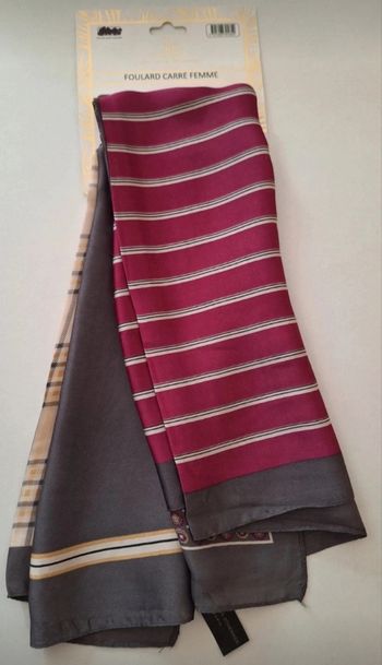 Foulard carré gris, beige et fuschia