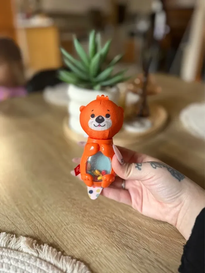 Petit hochet loutre orange – Marque Fisher-Price – Très bon état