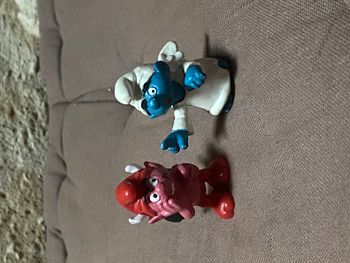 2 figurines schtroumpfs : l’ange 20212 et le démon 20213 Schleich