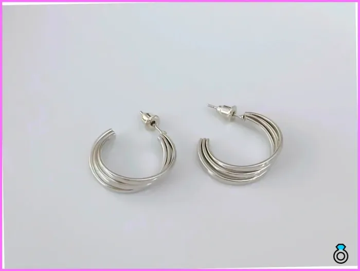 Boucles d’oreilles créoles argentées – Élégance intemporelle