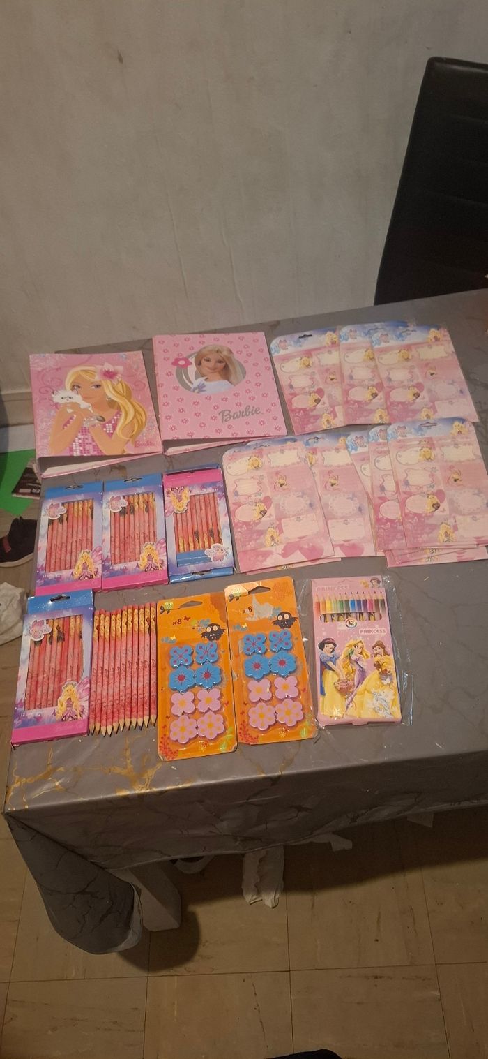 Lots fournitures barbie - photo numéro 2