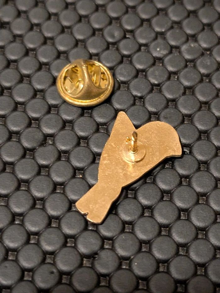 Pin's Brin de Muguet printemps 1er Mai - photo numéro 2