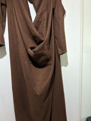 Plaid polaire marron avec manches.