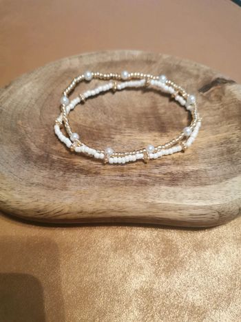 2 bracelets de cheville perles dorees et blanches