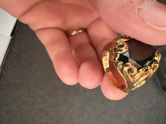 Bague dorée à pierre noir - photo numéro 4