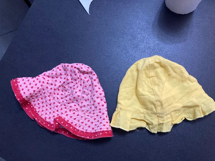 Lot chapeau bon soleil vêtement bébé fille 53 cms