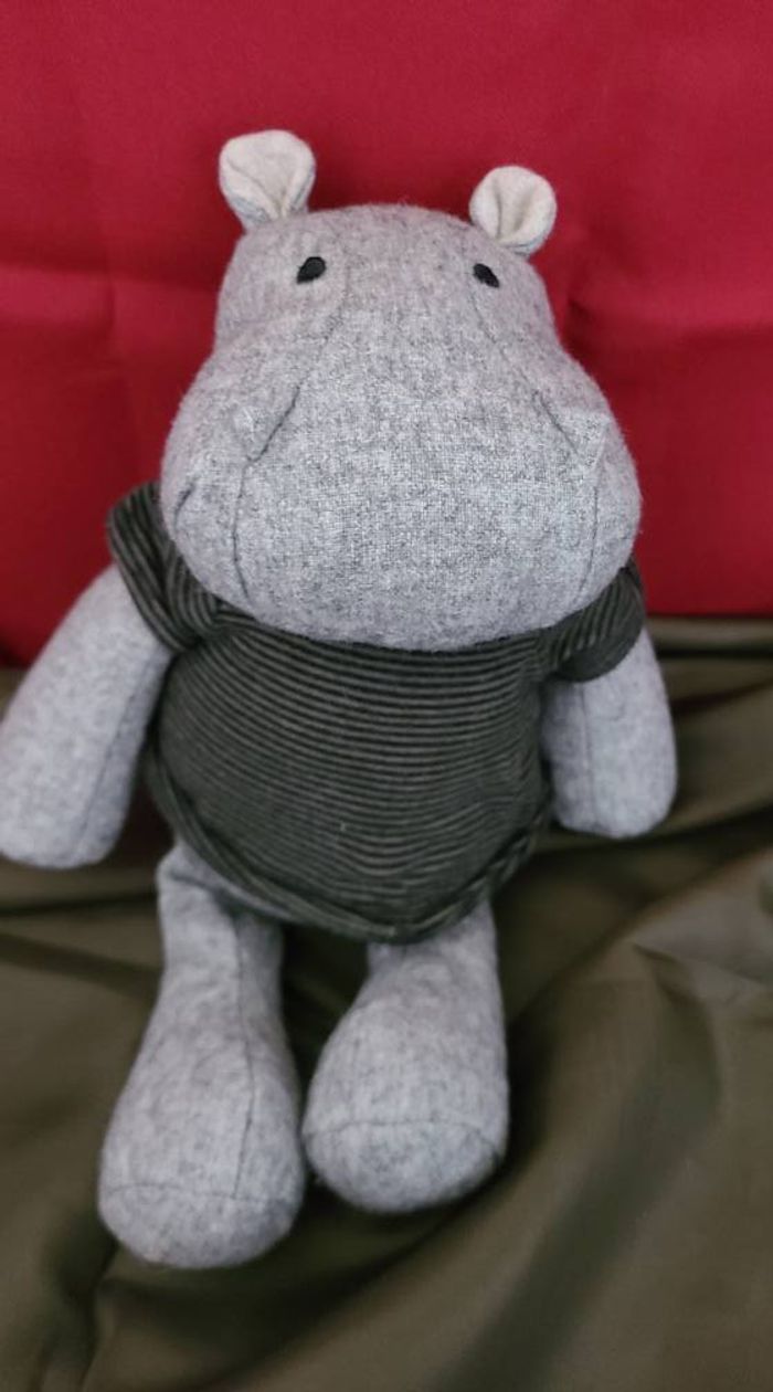 Doudou peluche hippopotame gris t-shirt rayé Muji - photo numéro 3