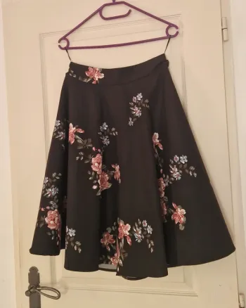 Jupe fleurie taille M neuf