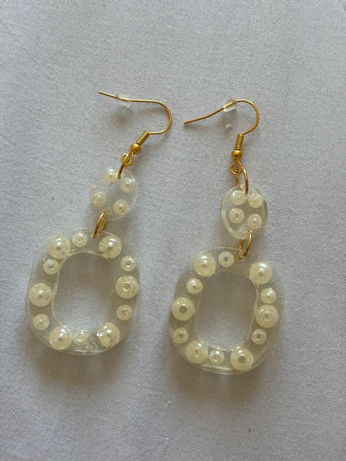 Boucles d’oreilles fait main pendante semi longue à perle résine epoxy acier inoxydable