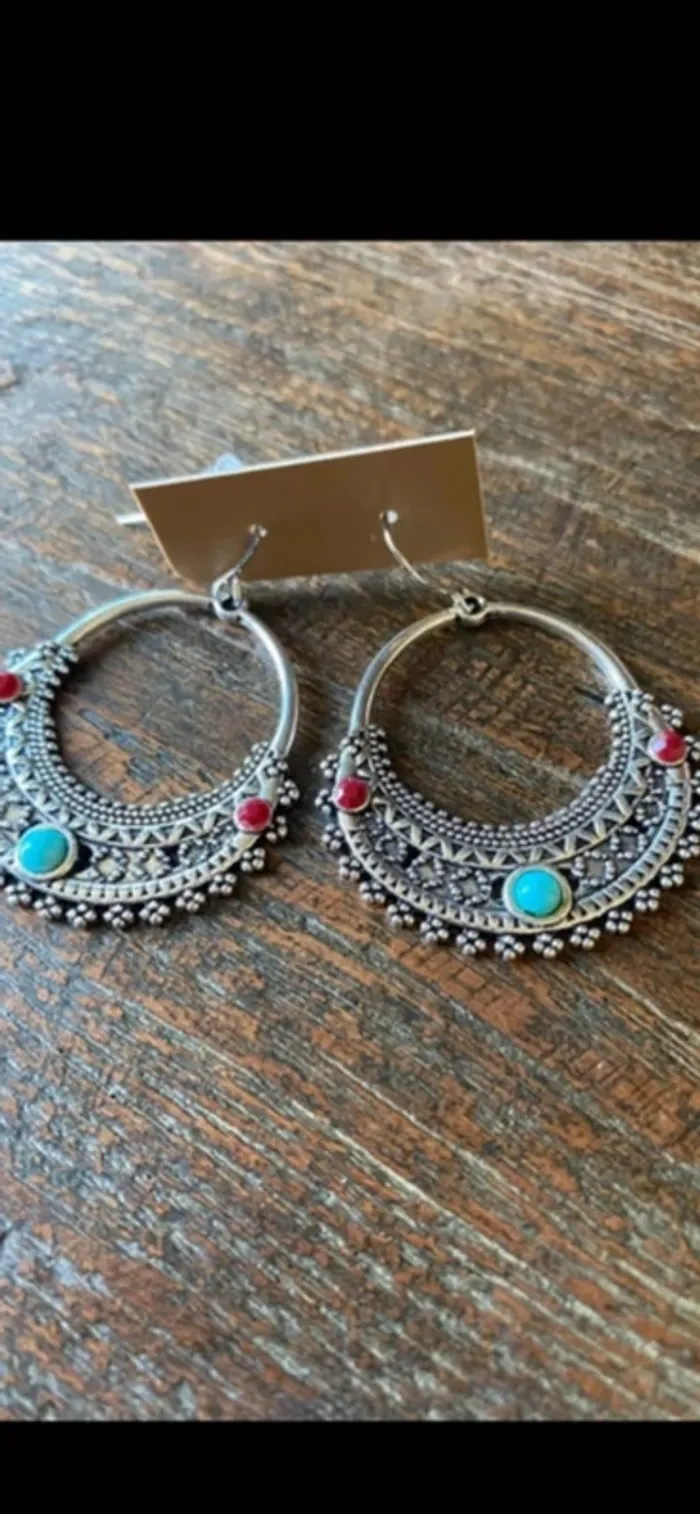 Magnifique paire de boucles d’oreilles argentées avec pierres rouges et turquoise - photo numéro 4