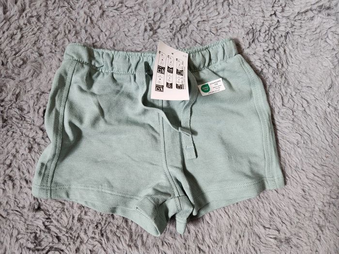 Short neuf 6 mois - photo numéro 2