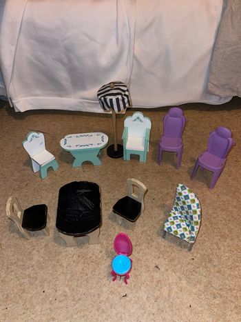 Lot meubles maison de poupée table chaises accessoires