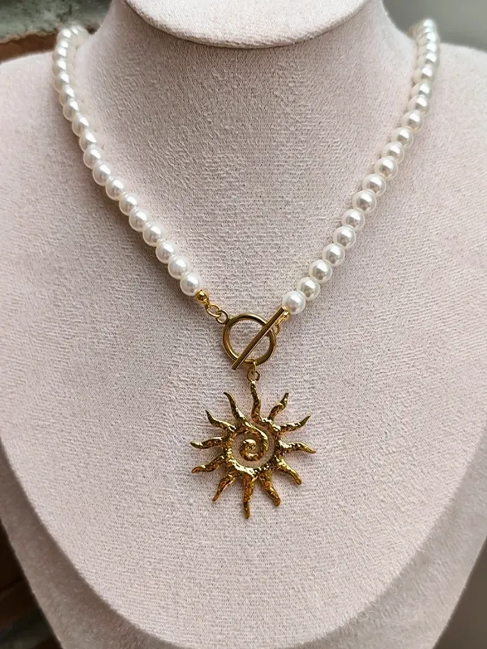 Collier en perles blanches et soleil doré - photo numéro 4