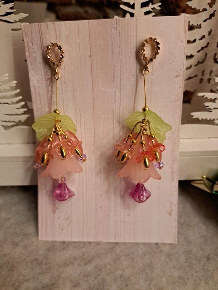 Boucles d'oreilles pendante vertes roses doré - photo numéro 3