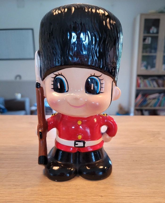 Vends tirelire années 60 garde anglais (un peu plus de 20cm de haut)