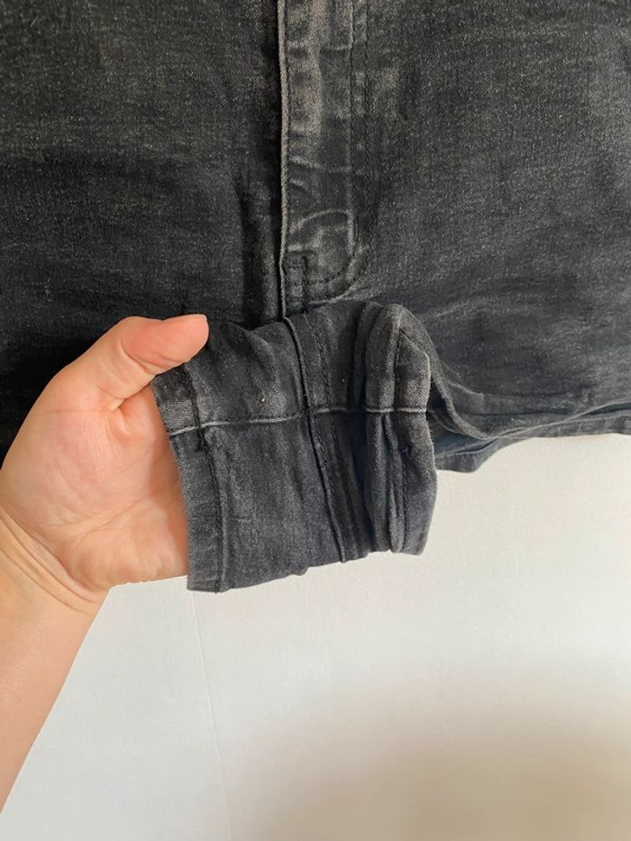 Petit short en jean noir • Forever 21 • Taille 42 - photo numéro 2