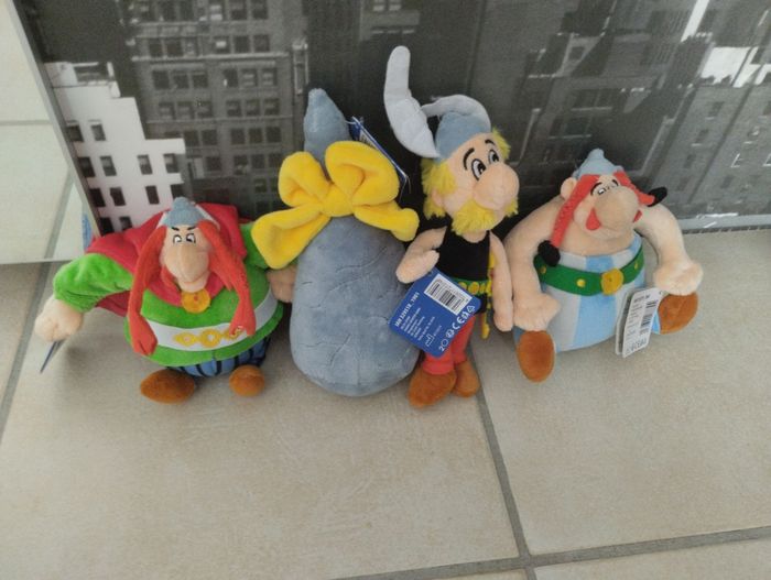 4 peluches neuves Astérix