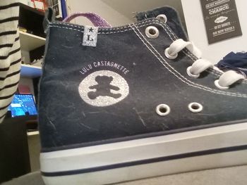 Baskets montantes type converses.