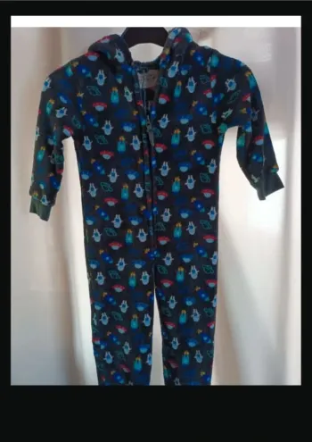 Combinaison sur pyjama taille 8 ans