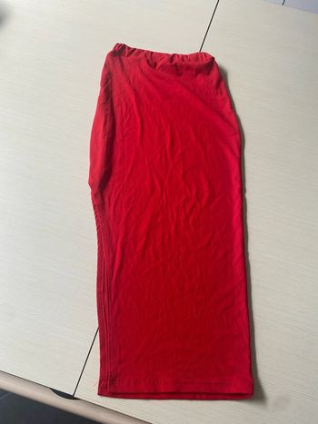 Longue jupe rouge ouverture sur le coter